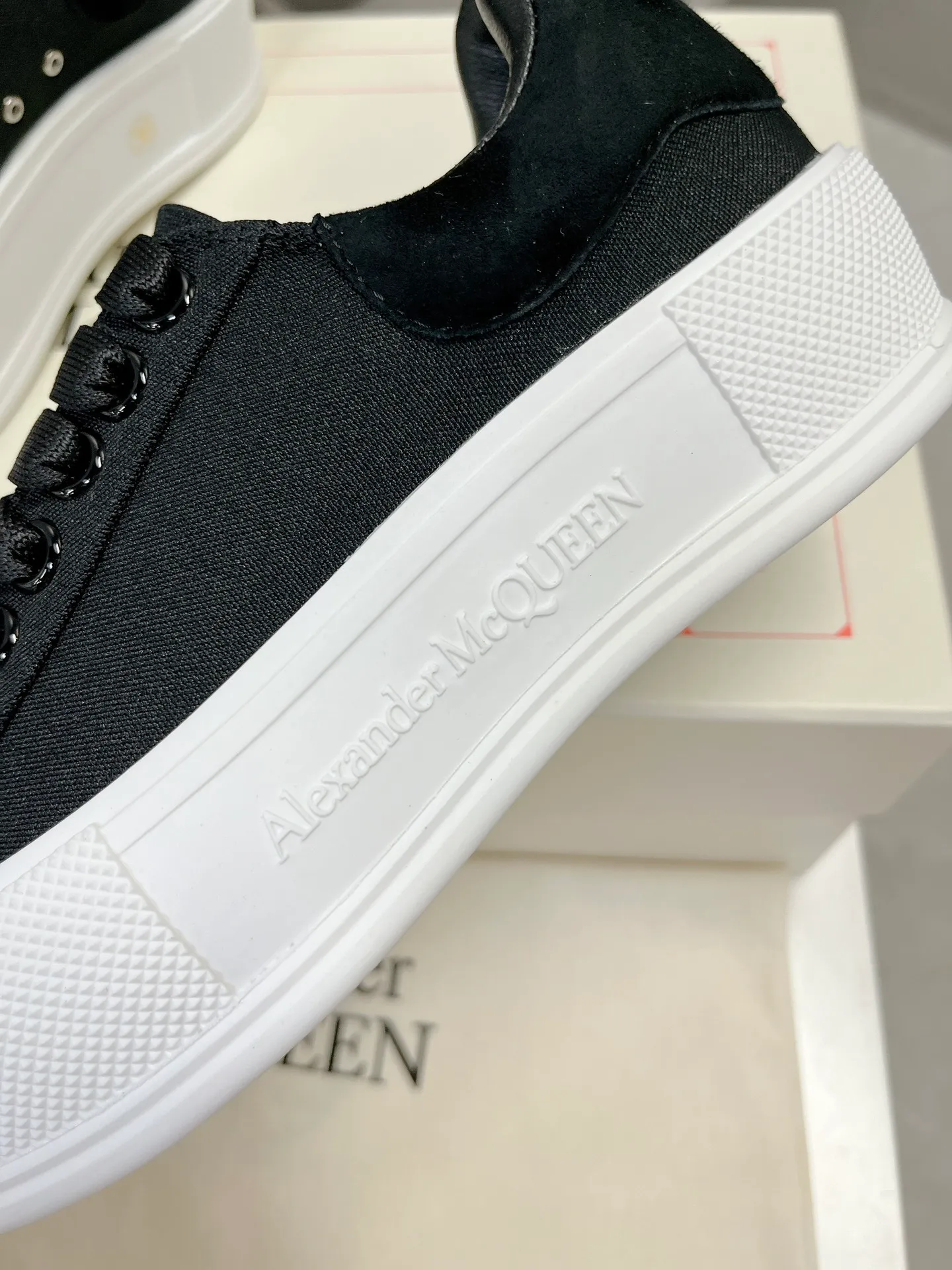👟👟Ex-factory price 540👟👟 McQueen couple shoes, the latest Milan Fashion Week T-stage show debut in early spring and summer, unique and personalized design, super classy upper foot, round toe design allows the toes to be completely released. I spent a lot of money to buy multiple pairs of originals and dismantled them to make replicas. Many stars: Guli Nazha, Wu Lei, and Internet celebrity bloggers endorsed it, Xiaohongshu became a hit, and the counters were sold out! Fabric: Specially crafted cotton canvas/imported sheepskin, sheepskin lining, cowhide feet. Size: 35-44# (GL)